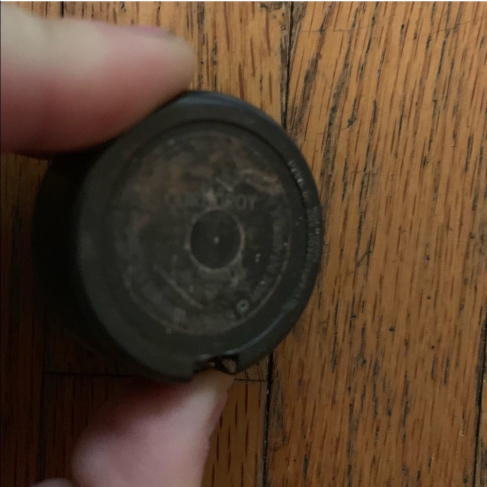 Mac eyeshadow circle in corduroy brown